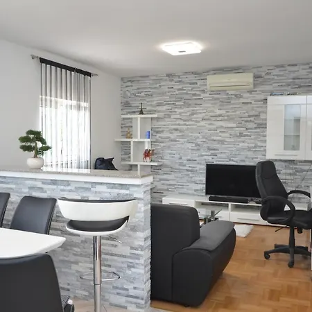 アパート Ivan & Niko シベニク