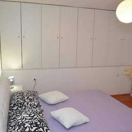 アパート Ivan & Niko シベニク