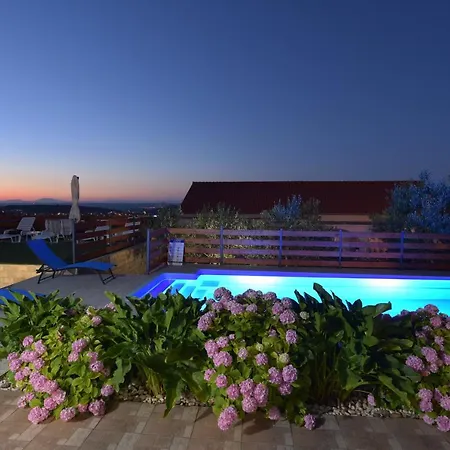 アパート Ivan & Niko シベニク